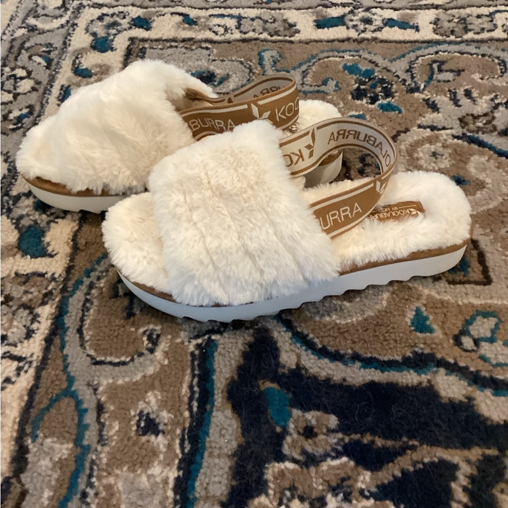 Koolaburra Women's Cream Fluffy Slippers